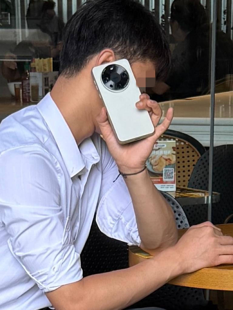 好漂亮的打电话姿势！！！！我学会了！！！！好喜欢！！！！！ 