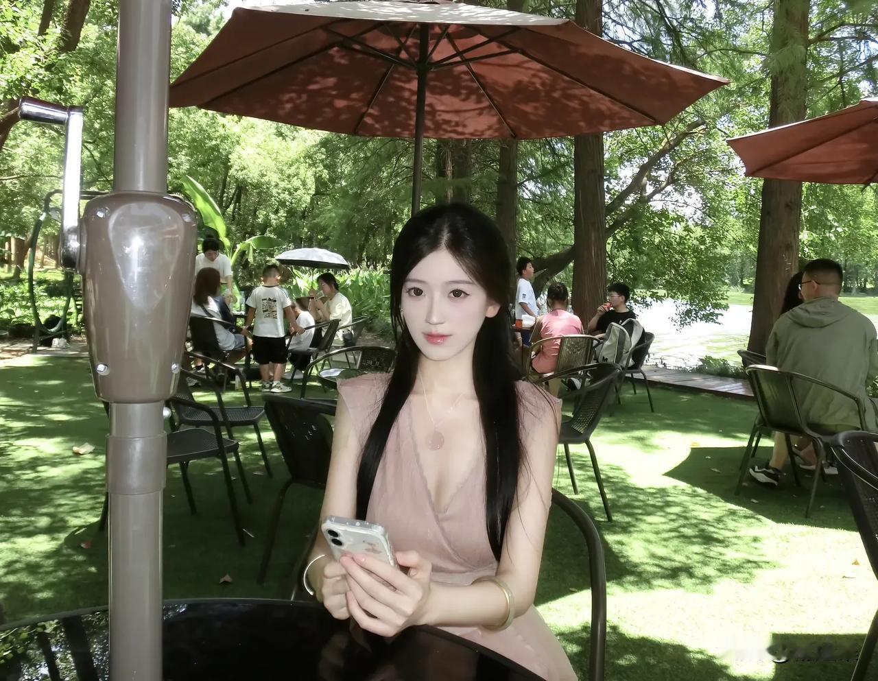 绿阴下，美人倚栏，静看花开花落。