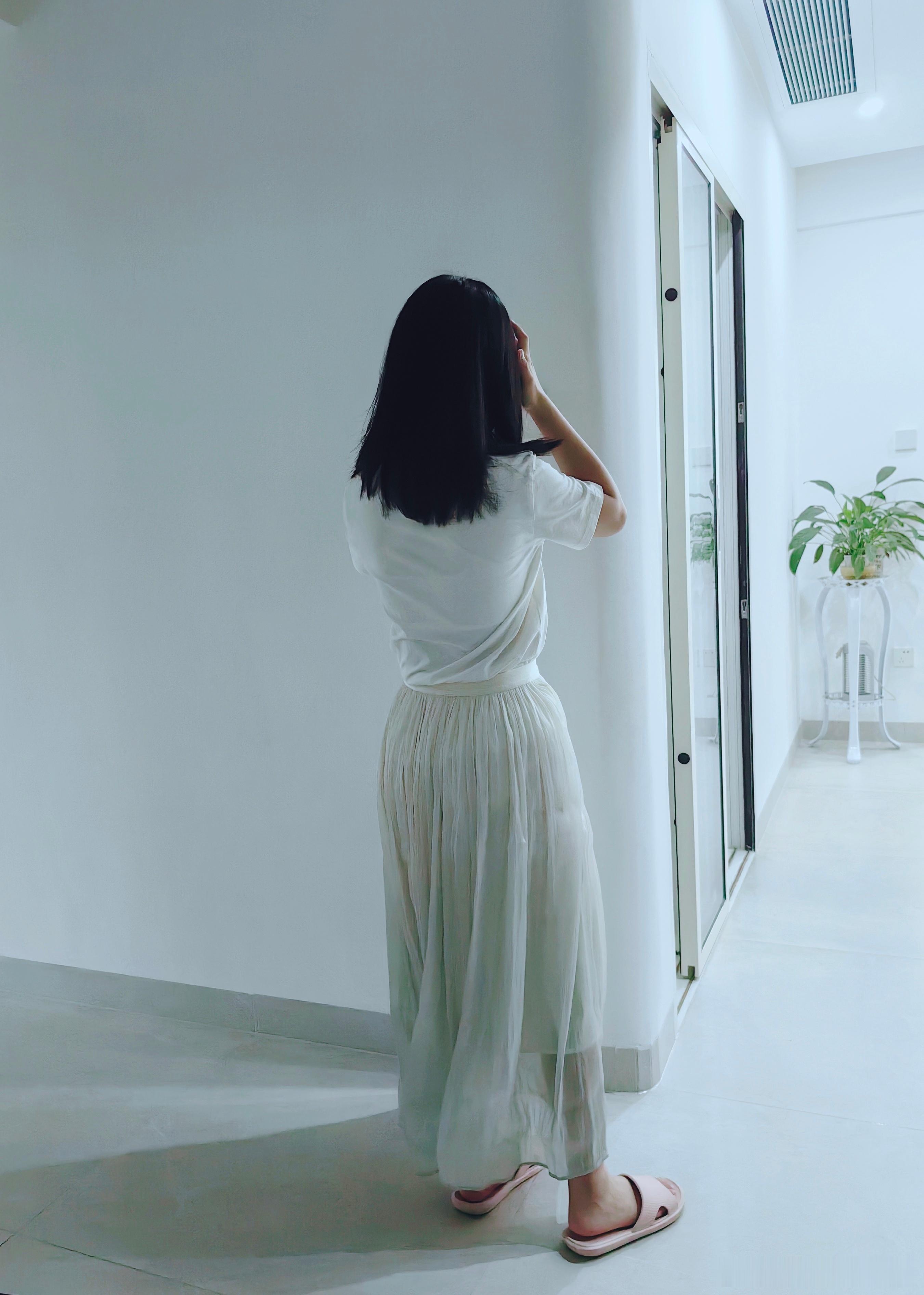 晨早偷拍：让拧巴的青春变柔软的长裙之二 