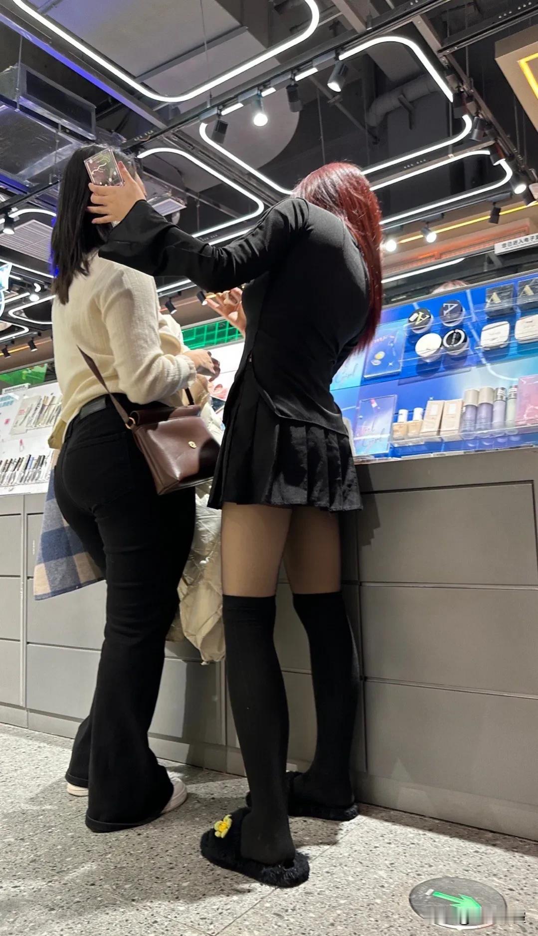 不一样的角度，不一样的感触。
女人对化妆品貌似都没抵抗力[捂脸]