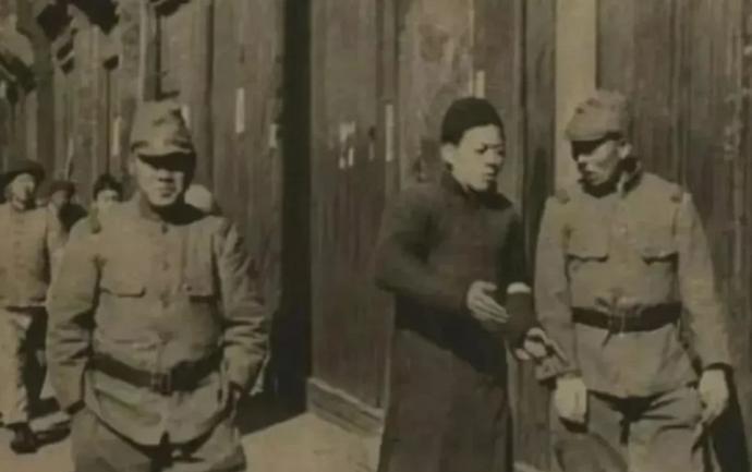 1944年，八路军侦察员文国才不幸被日军扣留。就在他认为自己快要暴露的时候，一个