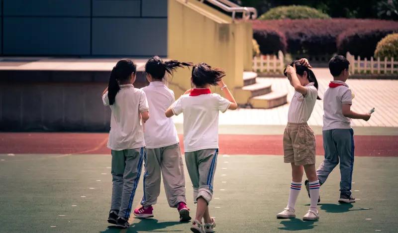 小学女生竟然敢脱男生裤子？！
表姐是小学班主任，上周班里的男女同桌因打扫卫生吵架