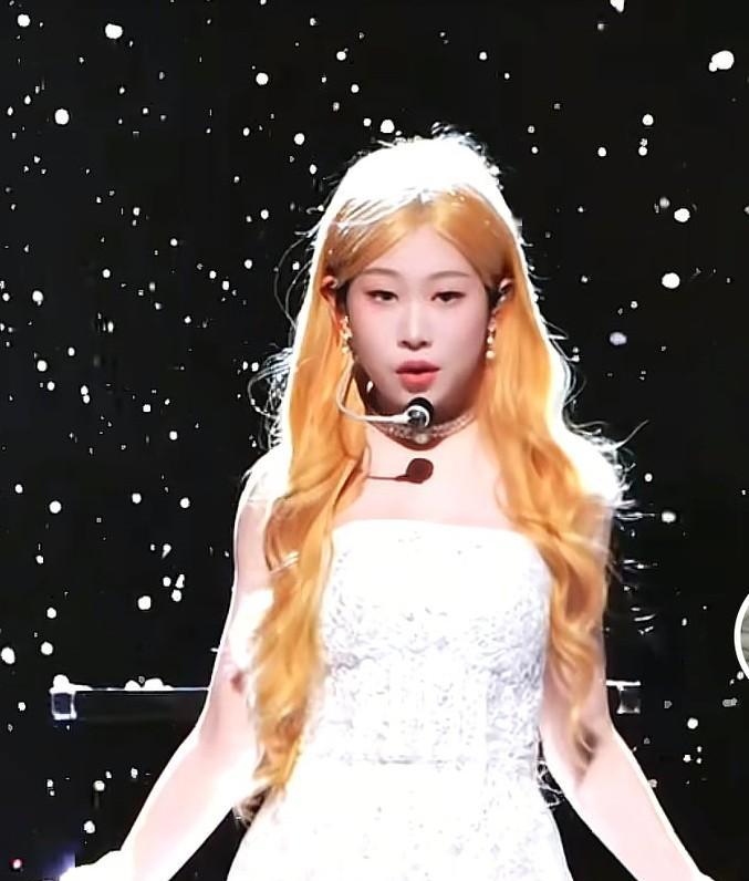 你以为星二代出道全靠爹？
沈佳润在韩国练习室撕开凌晨三点的夜色。
她翻唱《Mem