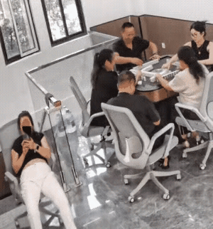 我去，这是玩手机、刷视频太忘我了。
太惨了，这么大了，监护人呢？[捂脸]