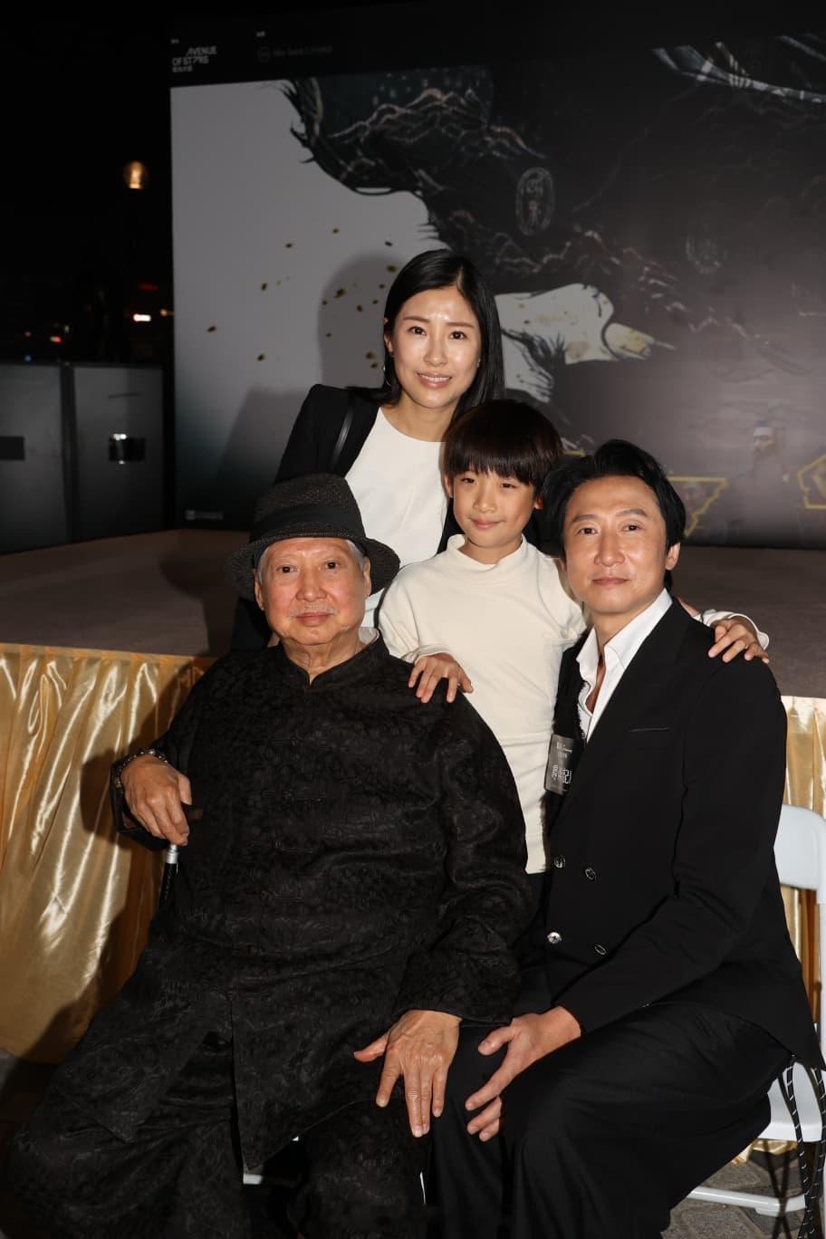 星岛：寻秦记｜洪金宝三代同堂现身 孙子好动踢脚想拍戏 洪天明迁居深圳被投诉电影《