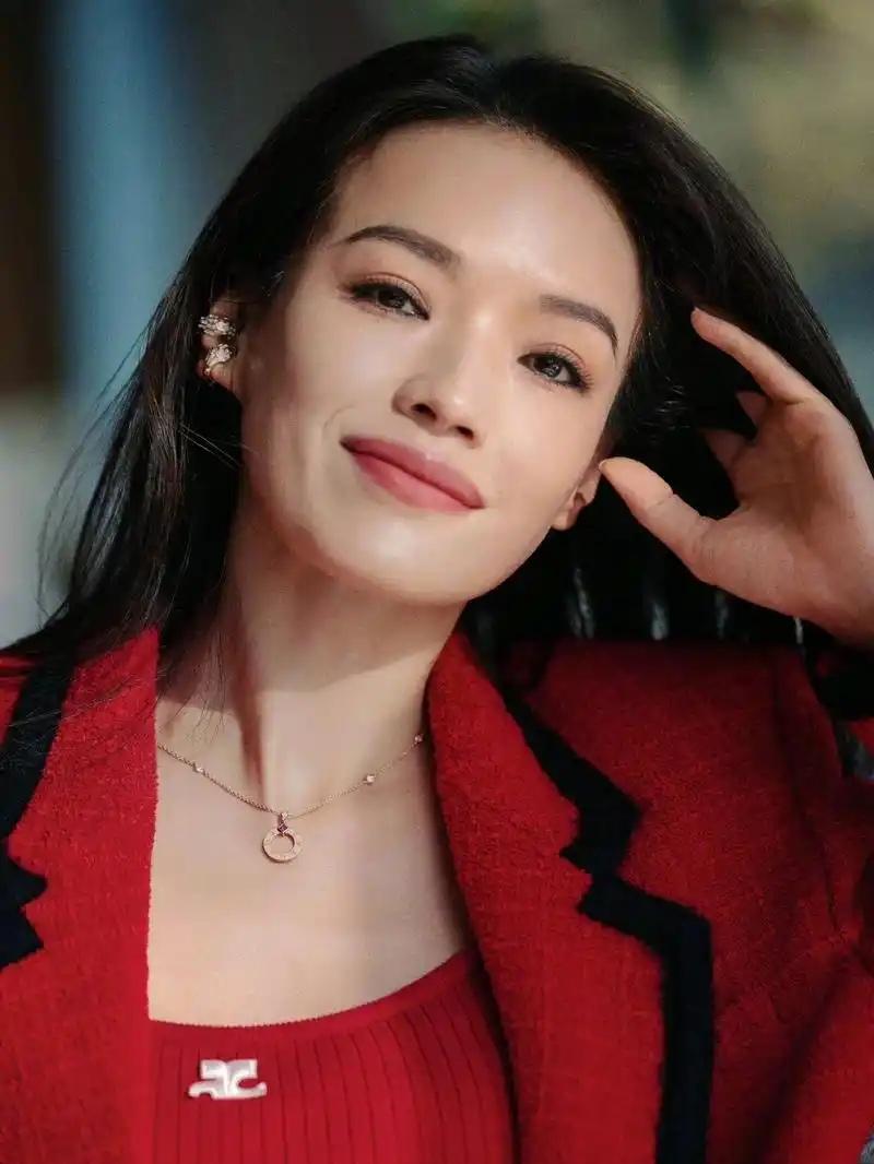 我问老公，

舒淇息影，是因为皮肤过敏无法化妆，你信吗？

老公直言：不可能。如