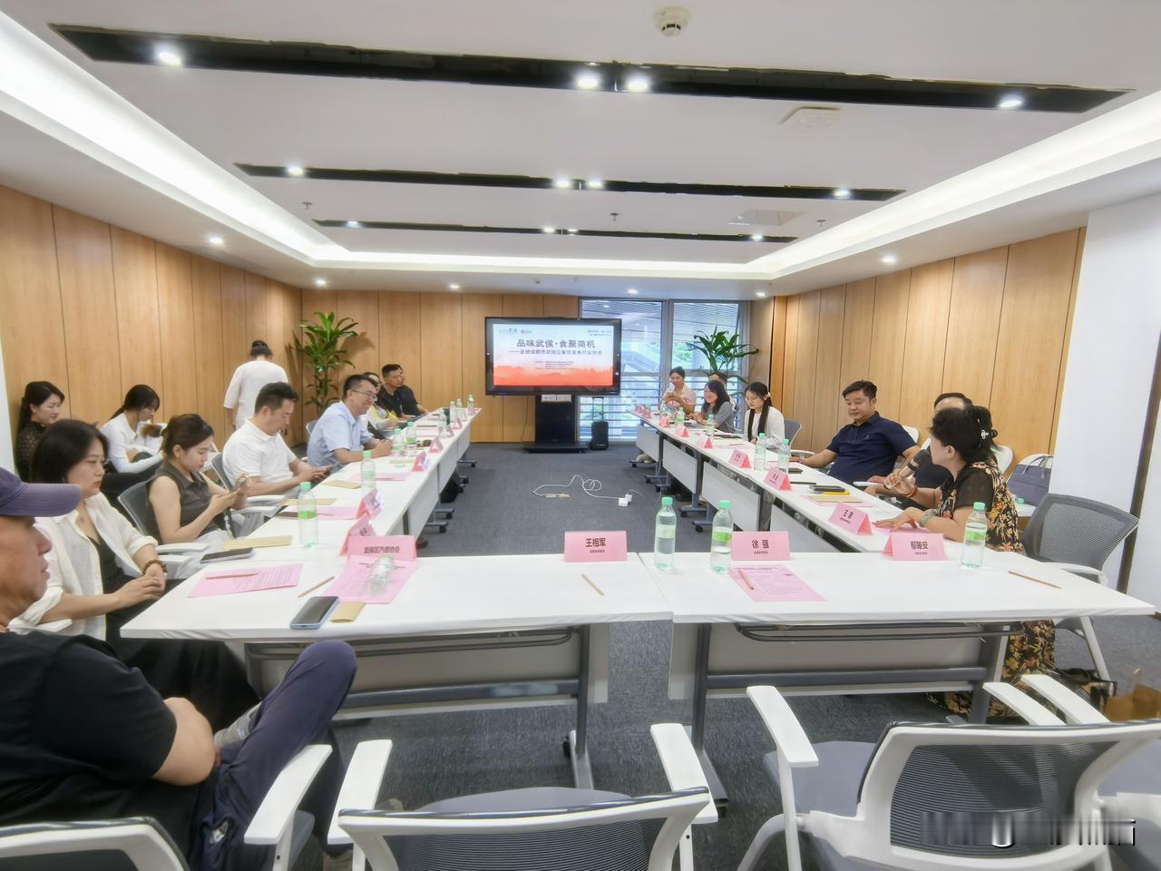 品味武侯·食聚商机——走进成都市武侯区餐饮美食行业协会。
5月21日下午，20余