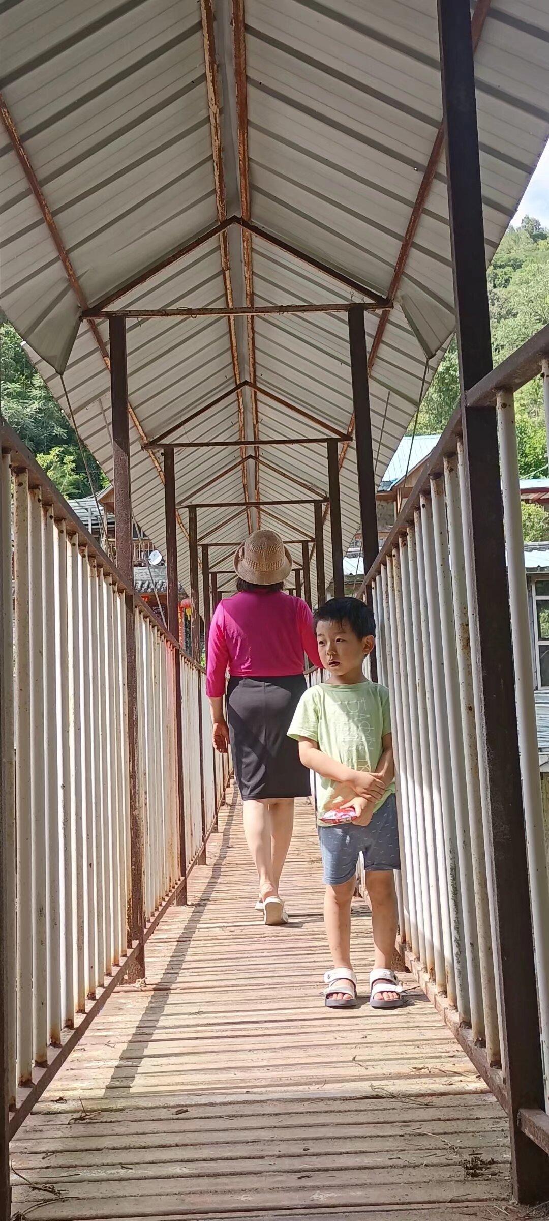 你一定要记住
那个既出钱又出力的人
哪怕说话再难听
他也是真心实意之人
而那个仅