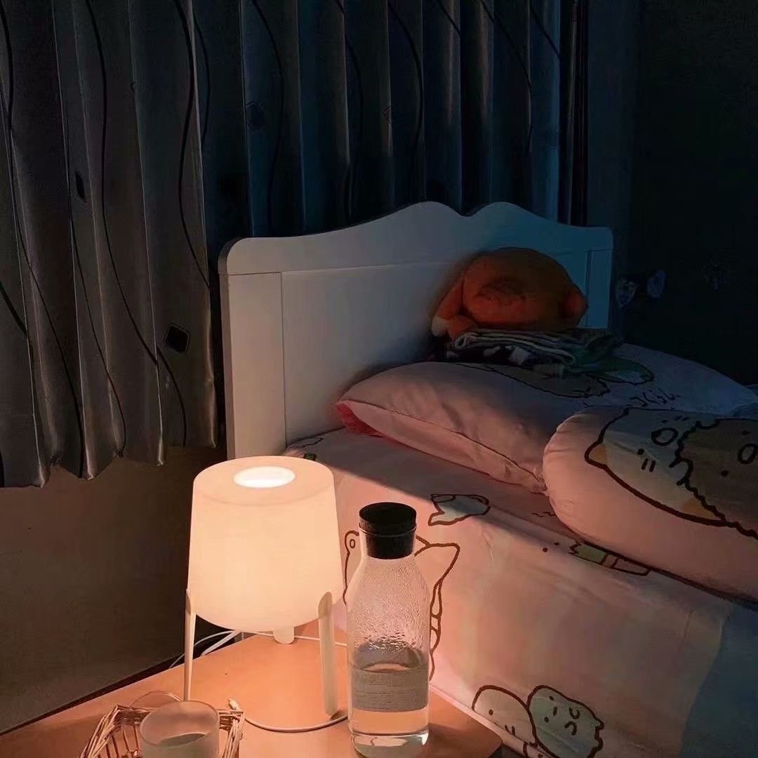 忙，却似乎也没忙成什么，时间被碾得如此之碎，一阵风吹过，稀里哗啦全都不知去向，以