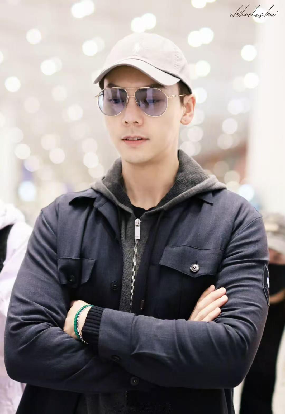 陈伟霆出发意大利机场路透 ​​​陈伟霆出发录制《现在就出发》啦～期待好命哥的综艺