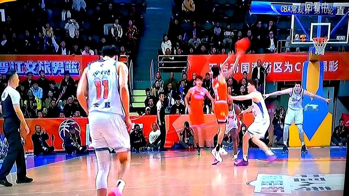 CBA这球，真是给我看懵了！

新疆的齐麟投完篮直接痛苦倒地，半天没起来，就躺在