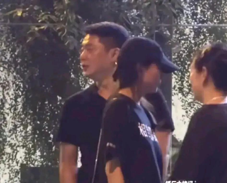 殷桃引发热议！
9月3日，殷桃突然引发了热议，起因是有狗仔拍到了殷桃和朋友聚餐，