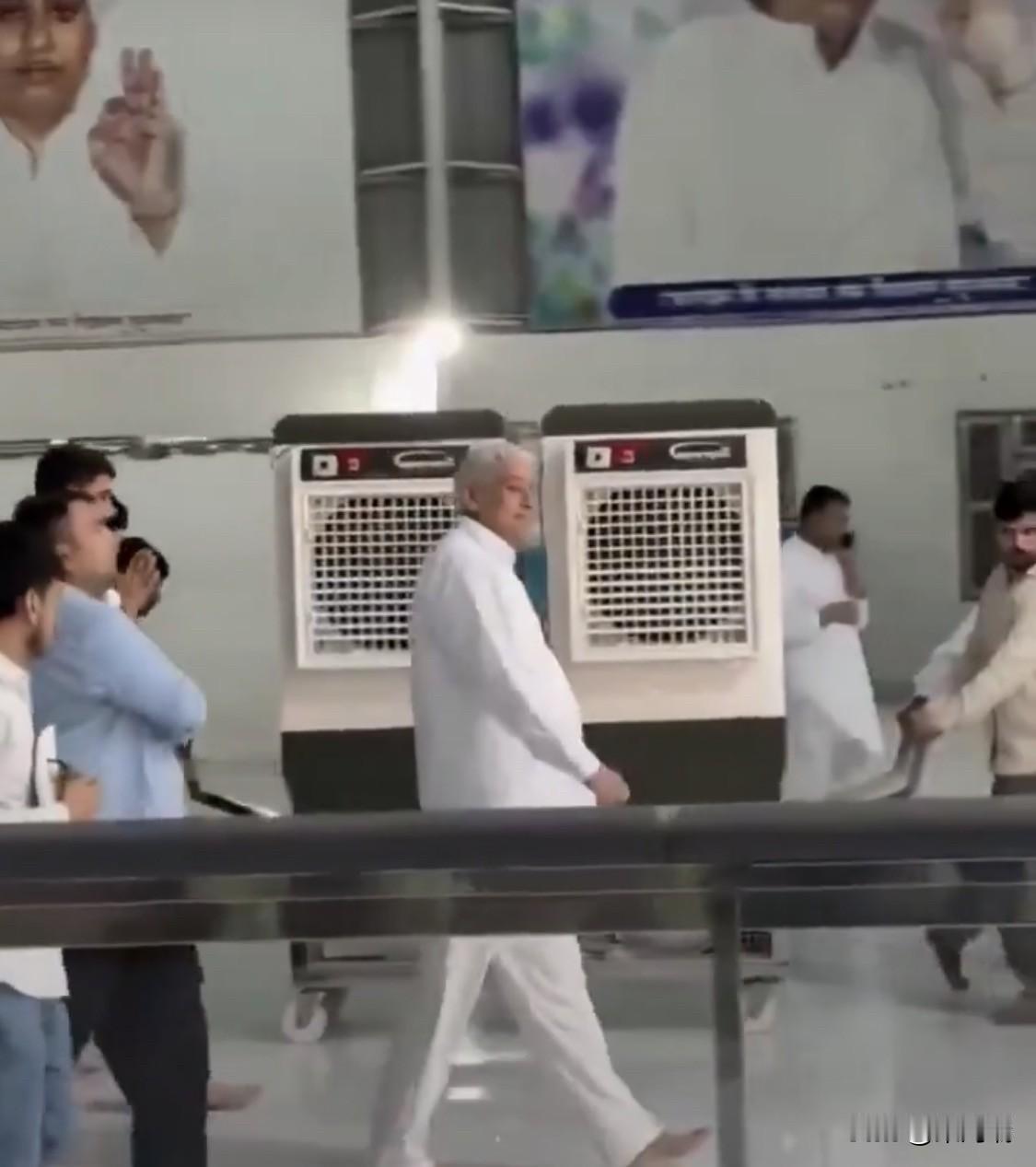 图中身穿白色传统服饰（Kurta）的男子是印度颇具争议的宗教组织领袖 Sant 