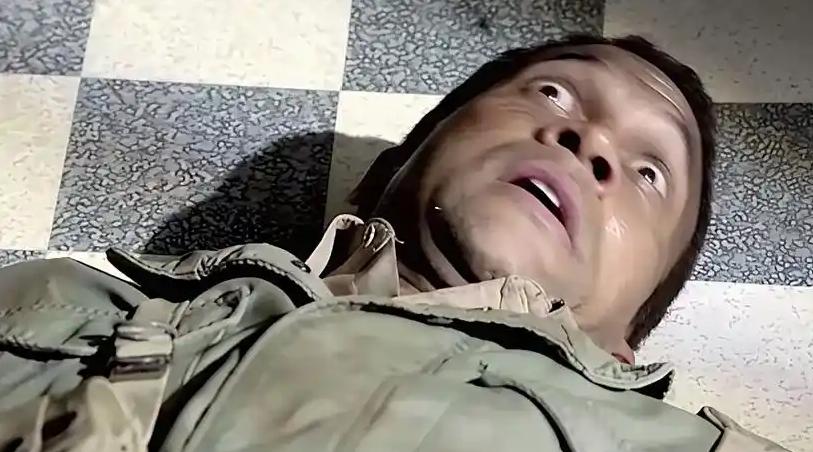 一位老兵曾分享过战场“验尸”秘诀：男“尸”裆、女“尸”胸猛踩。

这招够狠，剧痛