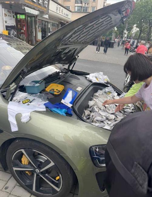 或许这才是前备箱功能正确的打开方式吧
不在街头疾驰的 小米SU7看上去有些陌生，