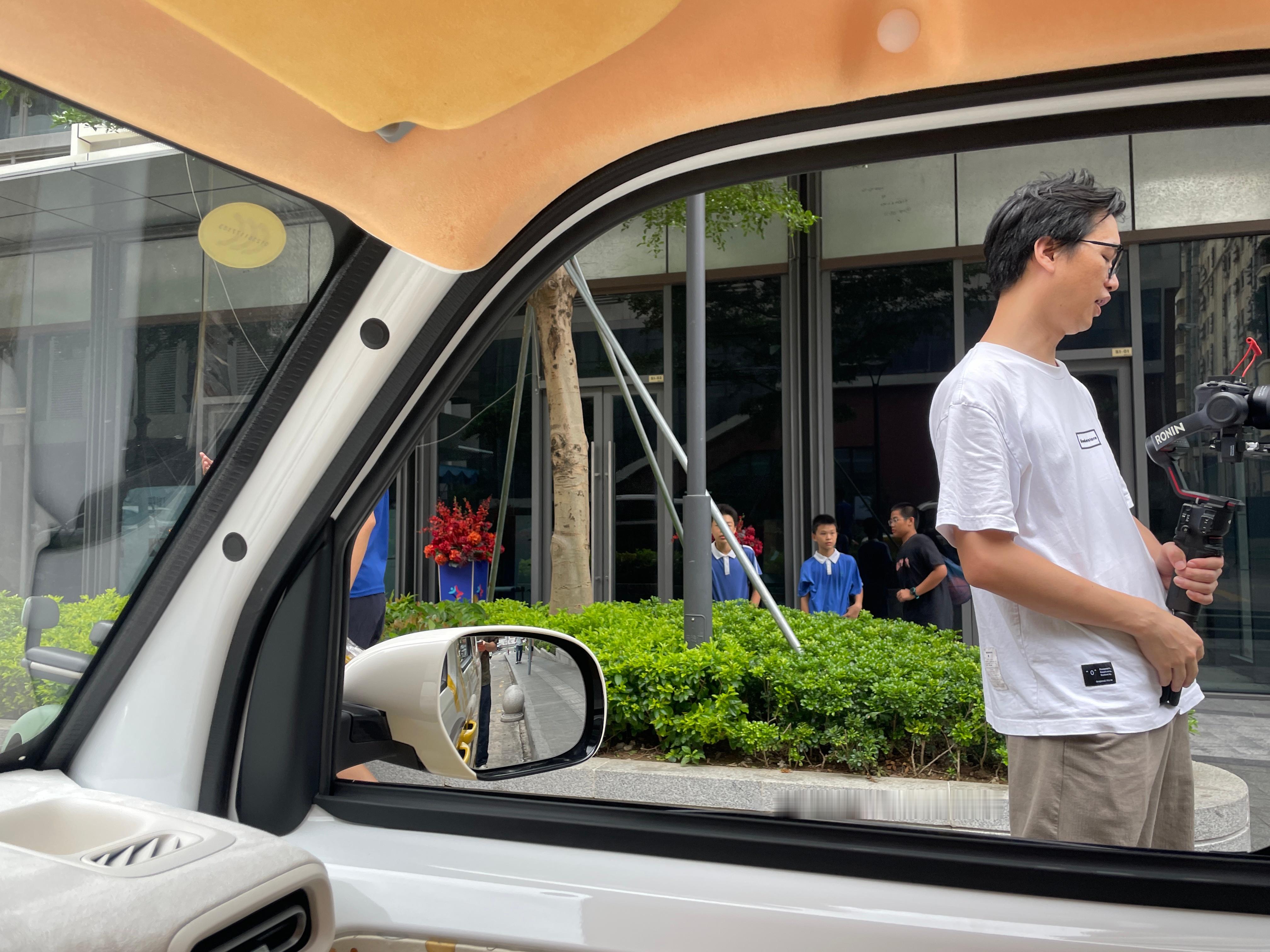 好多小孩哥看着我们啊大v聊车 ​​​