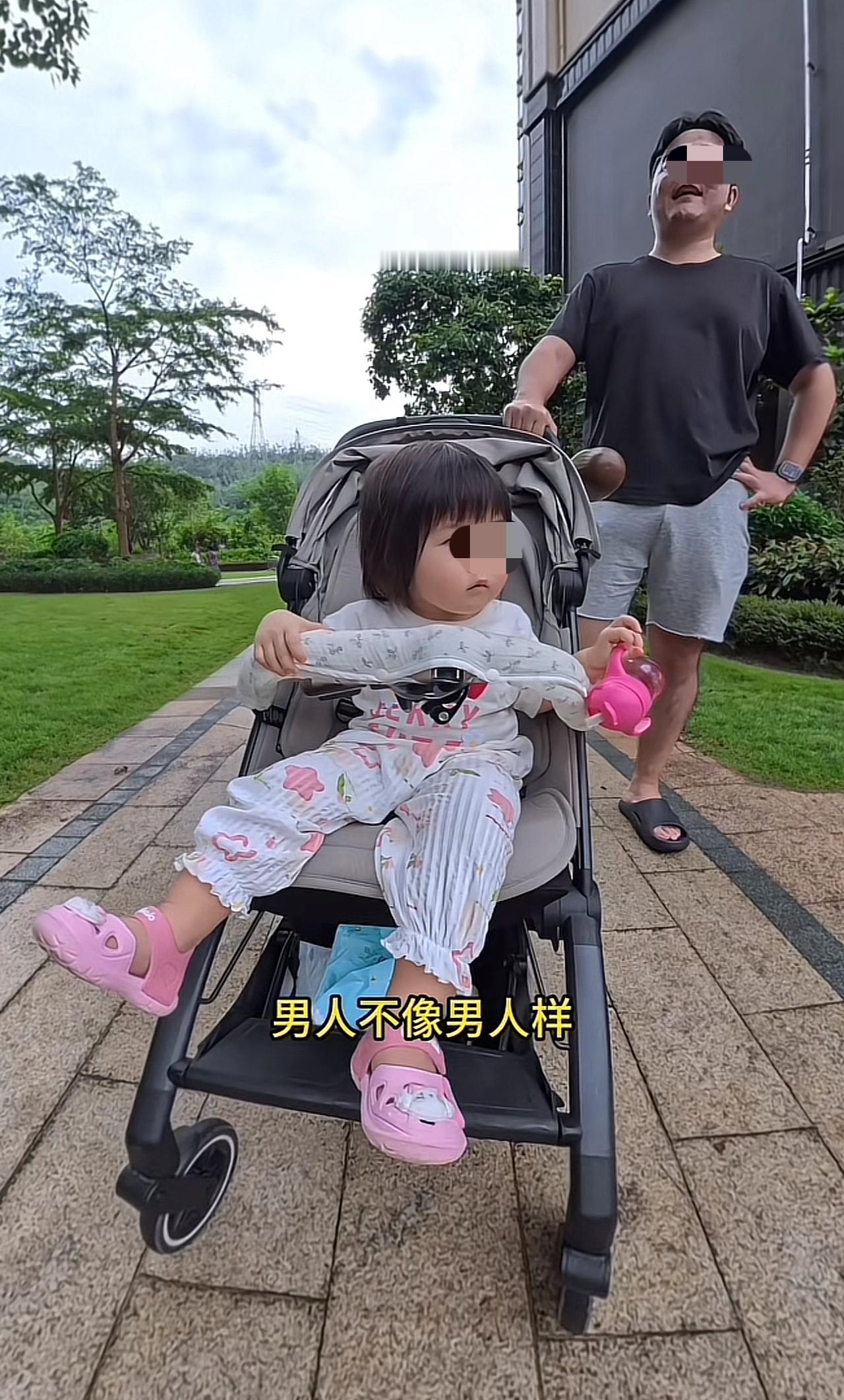 爸爸全职带娃下楼遛弯儿，被楼下小区的大妈嘲讽是男人不像男人样，不管爸爸怎么解释，