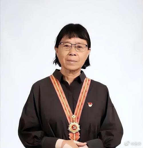 张桂梅很了不起，她献身教育，是中国女子高中教育家的典范！宋佳也很了不起，她演活了