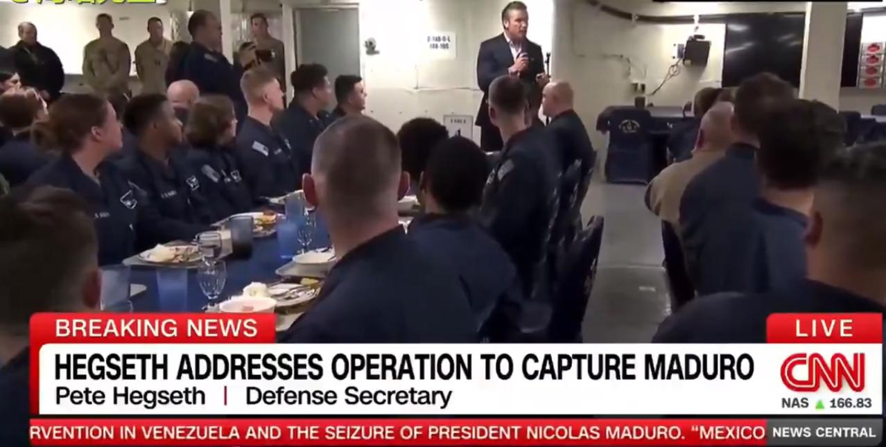 一段颇具戏剧性的细节，最近被美方首次公开。美国战争部长赫格塞斯在弗吉尼亚兰利空军