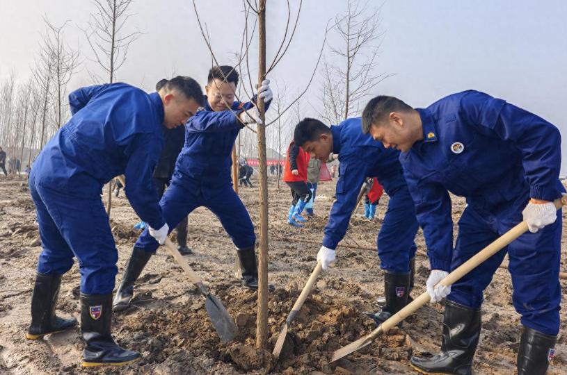 江陵消防3月12日开展义务植树 火焰蓝添新绿守护美丽家园
提到消防员，大家第一想