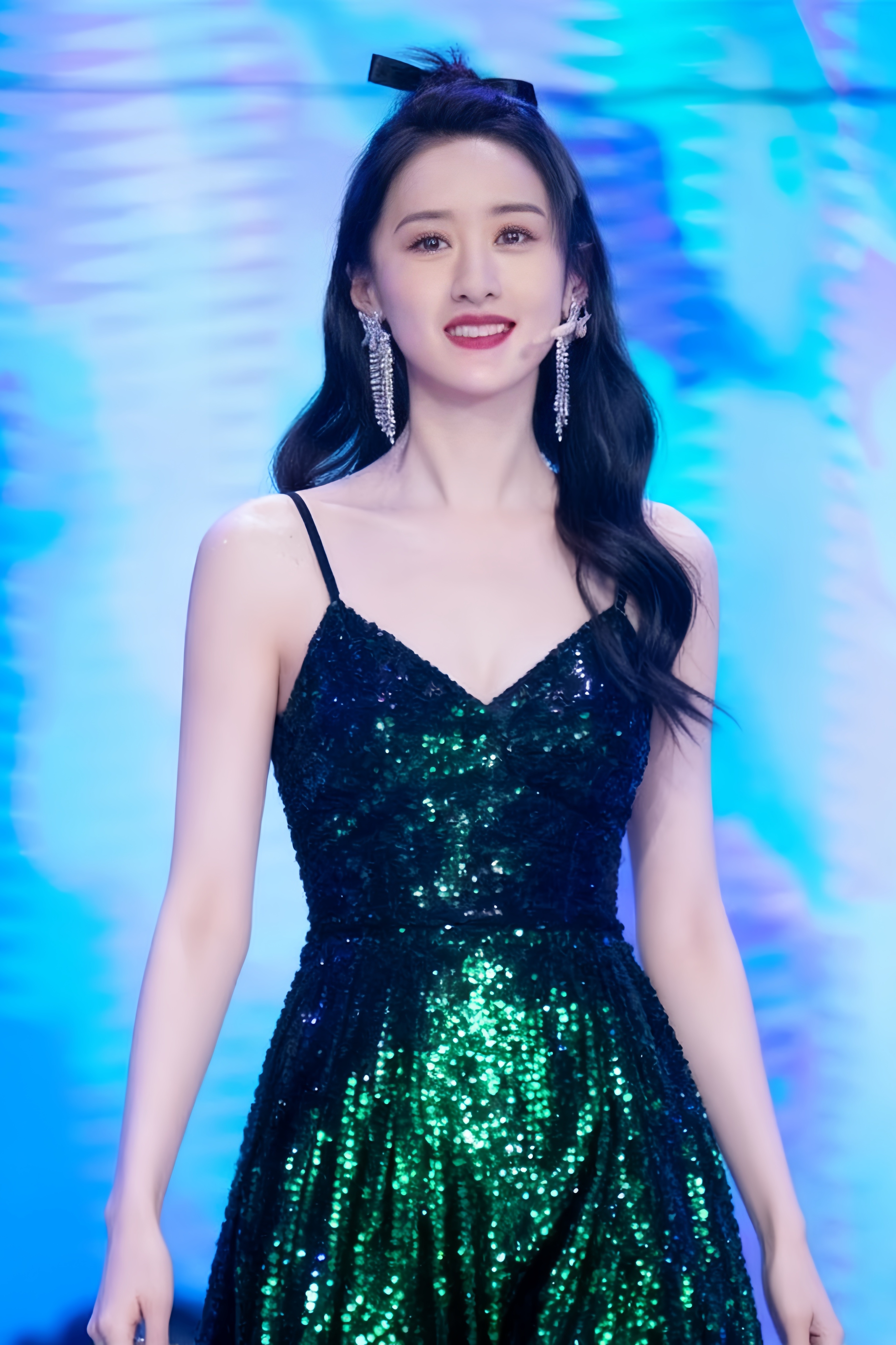 昨晚我梦见圆子穿着墨绿色的珠片裙子营业，像这样的！[泪] ​​​