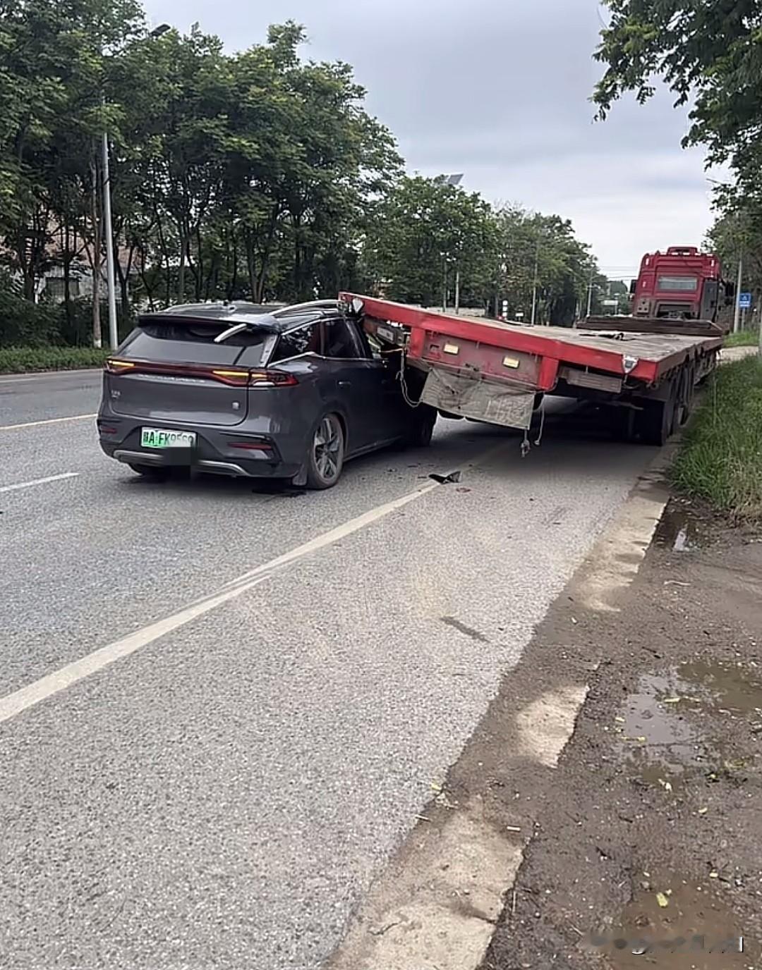 比亚迪也太顶了吧，公路坦克名不虚传，最终是A柱抗下了所有。比亚迪发布了兆瓦闪充，