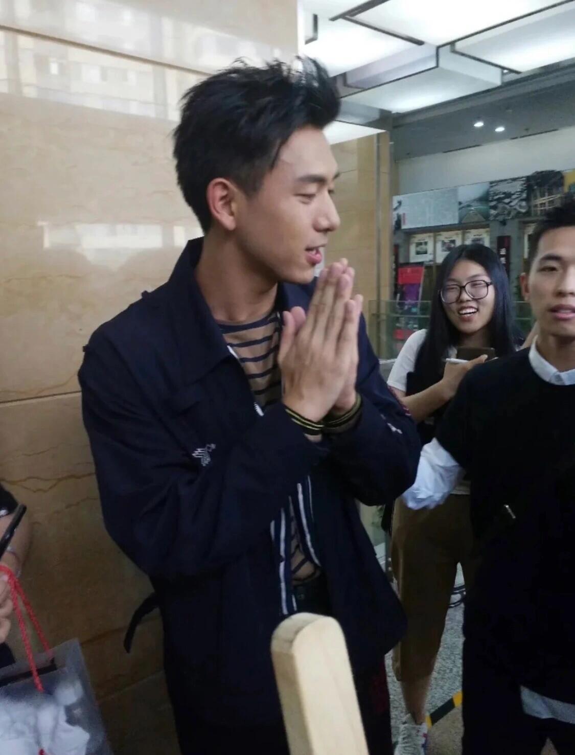 25岁的李现，一脸青涩懵懂 ​​​