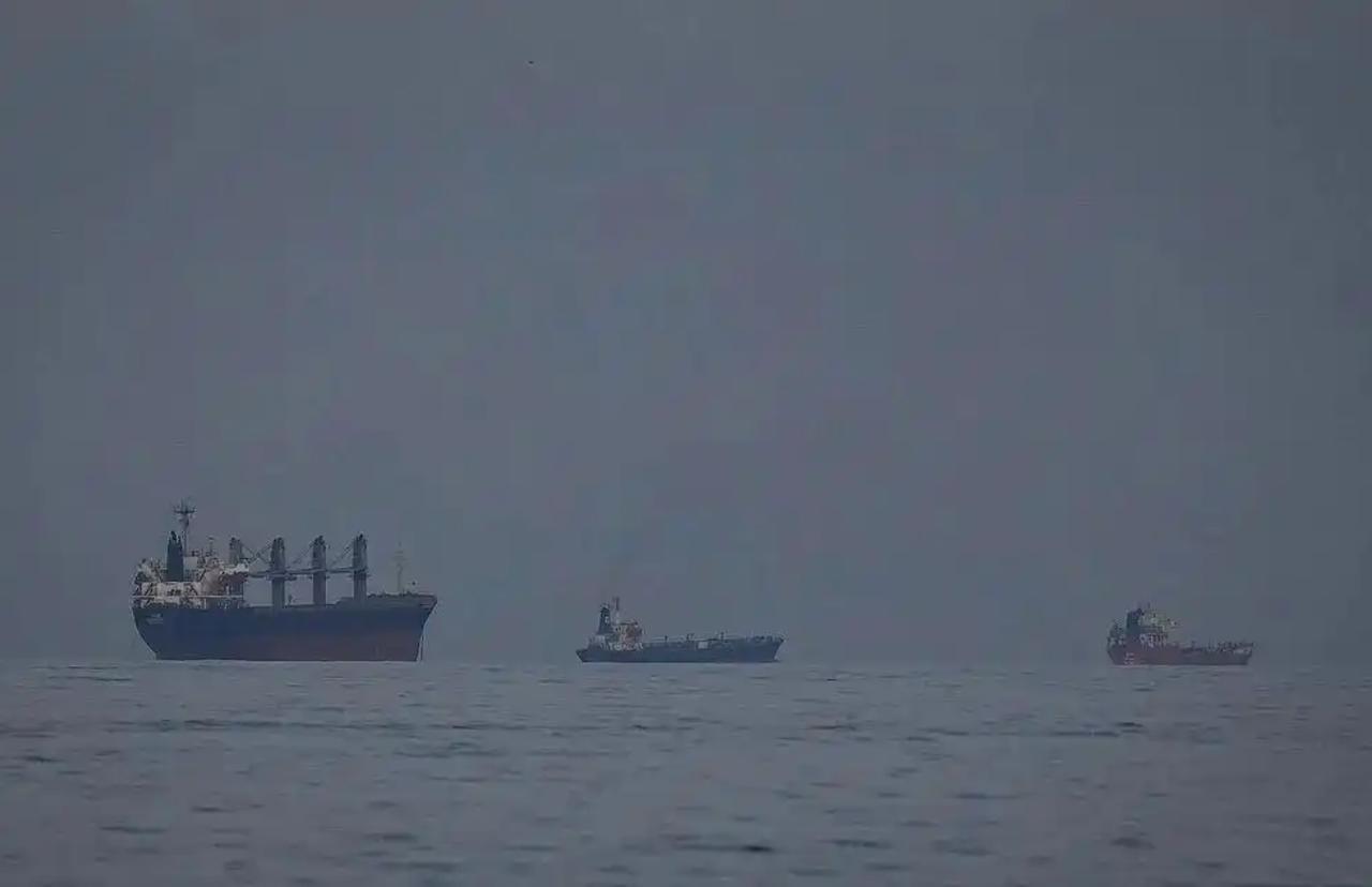 伊朗为各国油轮通过霍尔木兹海峡，提出了两个选择：

1、驱逐美国和以色列的大使。