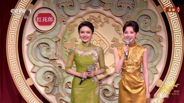 龙洋的权威我后知后觉 龙洋的春晚时刻，尽显专业底气！串联张杰节目串词惊艳，对话友