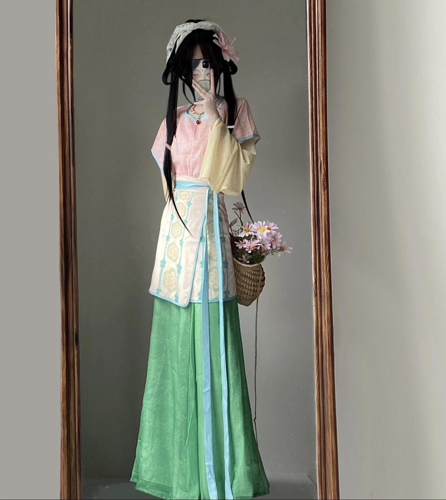 “本姑娘行走江湖多年怎么可能只有一副面孔”