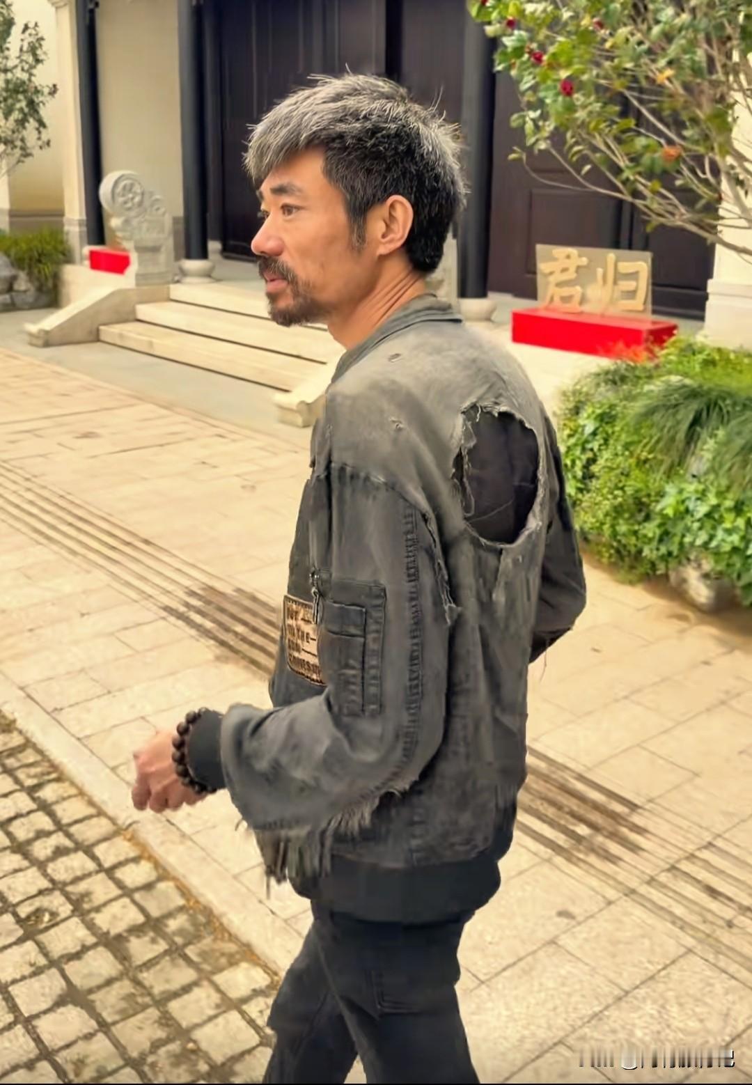 自己衣服穿的那么破，还拿几百元给捡破烂的。
这个人是不是太节约了，但是却是一个好