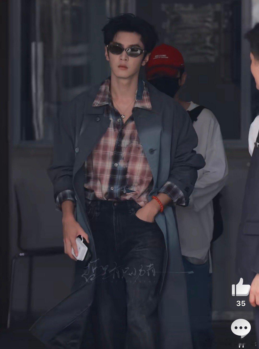 梦花廷剧组hi6录制打卡，陈哲远风衣墨镜一戴，谁都不爱😎陈哲远hi6风衣墨镜造