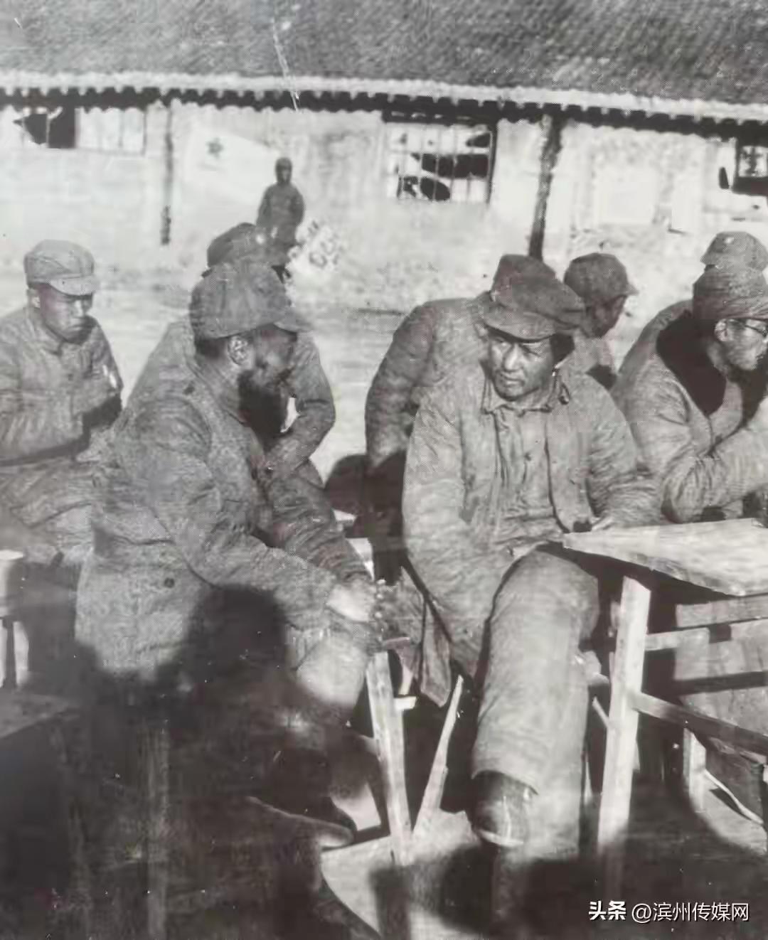 拍摄时间：1938年冬天，延安 画面右侧坐着的是毛泽东，侧身交谈的长胡...