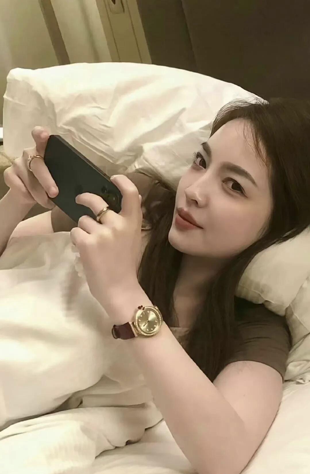 她是中式八球一级裁判王钟瑶，长相好大气，大眼睛高鼻梁，妥妥的美人胚子一个，气质不