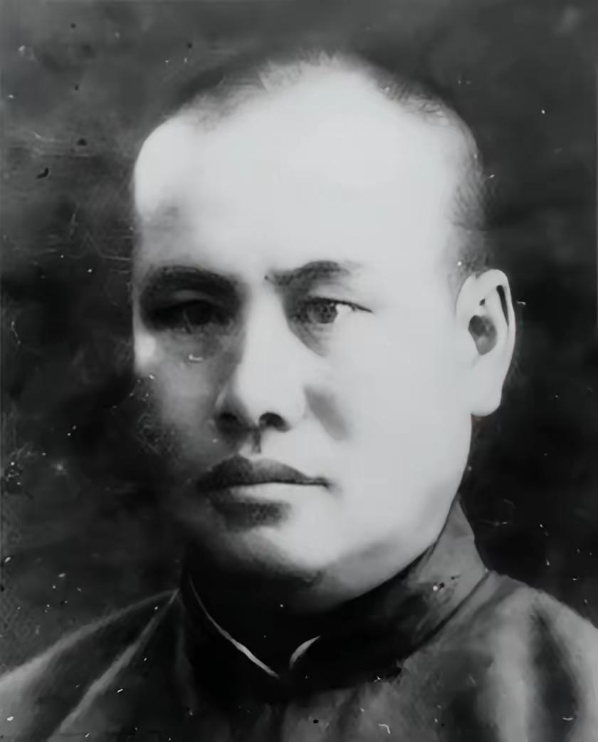 [月亮]他是四千亩良田的地主：后成八路军旅长，1955年本可授衔上将。

​​这