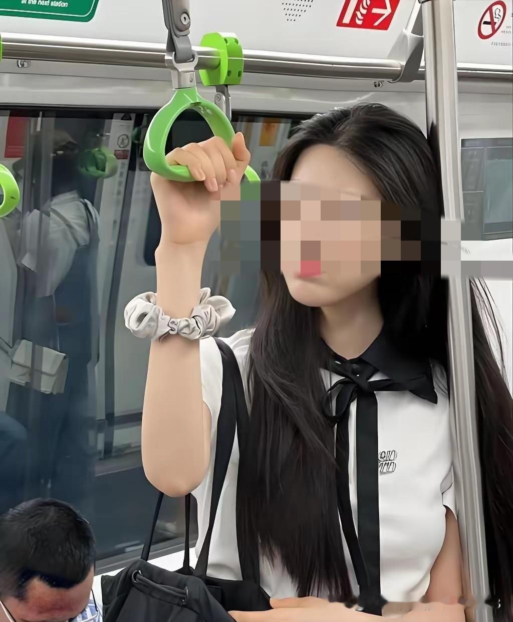 美女坐地铁发现手机被人偷了，正连着蓝牙放歌，她心想手机应该离自己不远，美女大喊：