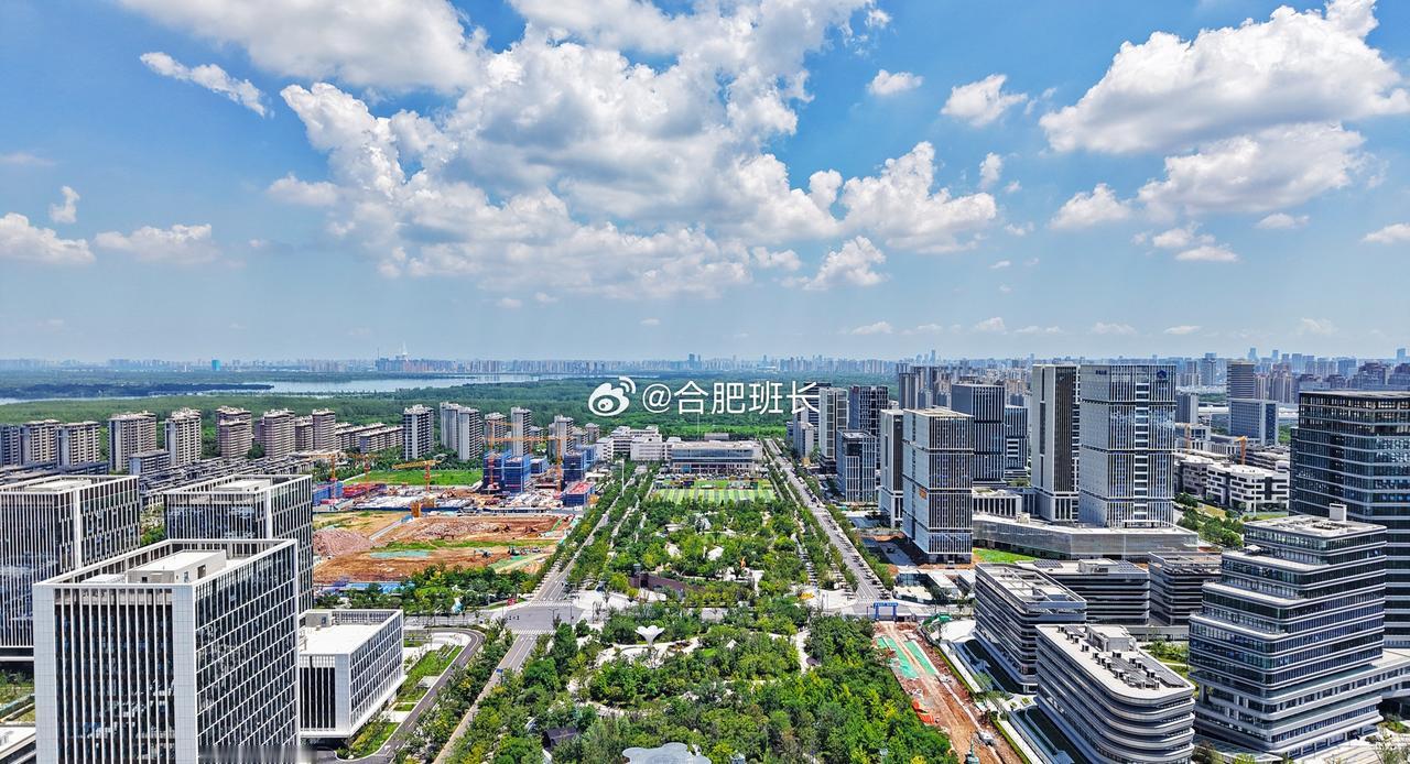 蜀经开董铺湖片区是近年变化最快的板块之一，短短几年便从荒地蜕变为办公集群、高端住