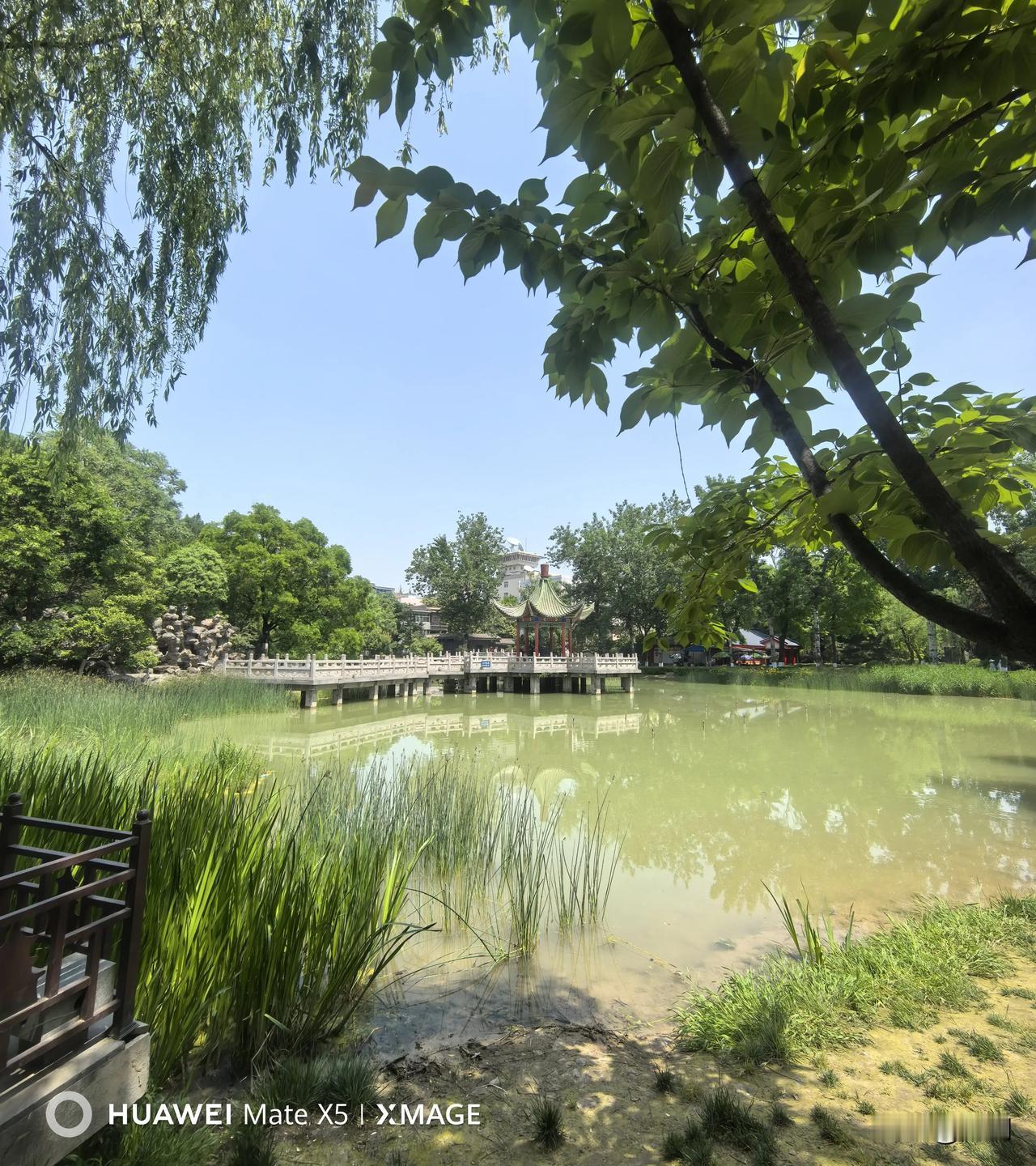 摄影拍照，带来的不仅是快乐，更是健康。
同一景色、同一地点，在镜头下呈现出多样的