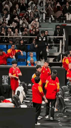 孙颖莎比赛完退场，大头主动要击掌～今天头头真好，今天是熟透了的一天哈哈哈，莎莎下
