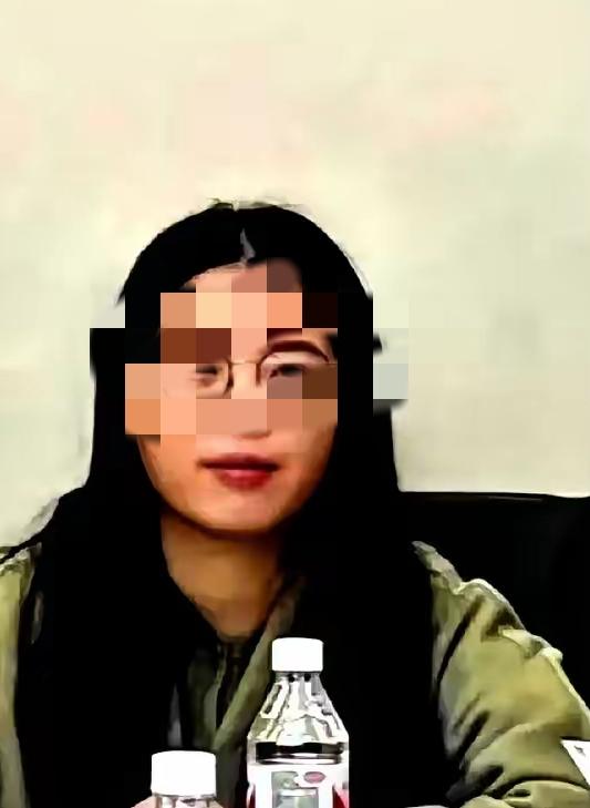 长沙霸占车位女的行为不算最可恨，最可恨的是她还是公职人员的身份。
如果是一个市井