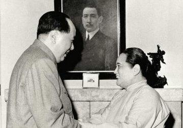 1949年9月，第一届全国政协会议在北平召开，宋庆龄和何香凝作为特邀代表来到这里