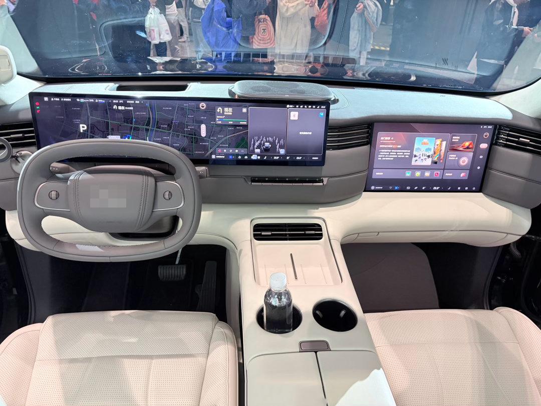 【第一次看到这么怪的内饰！】
看到这个内饰，不知道说什么好，感觉有点怪！ 主要是