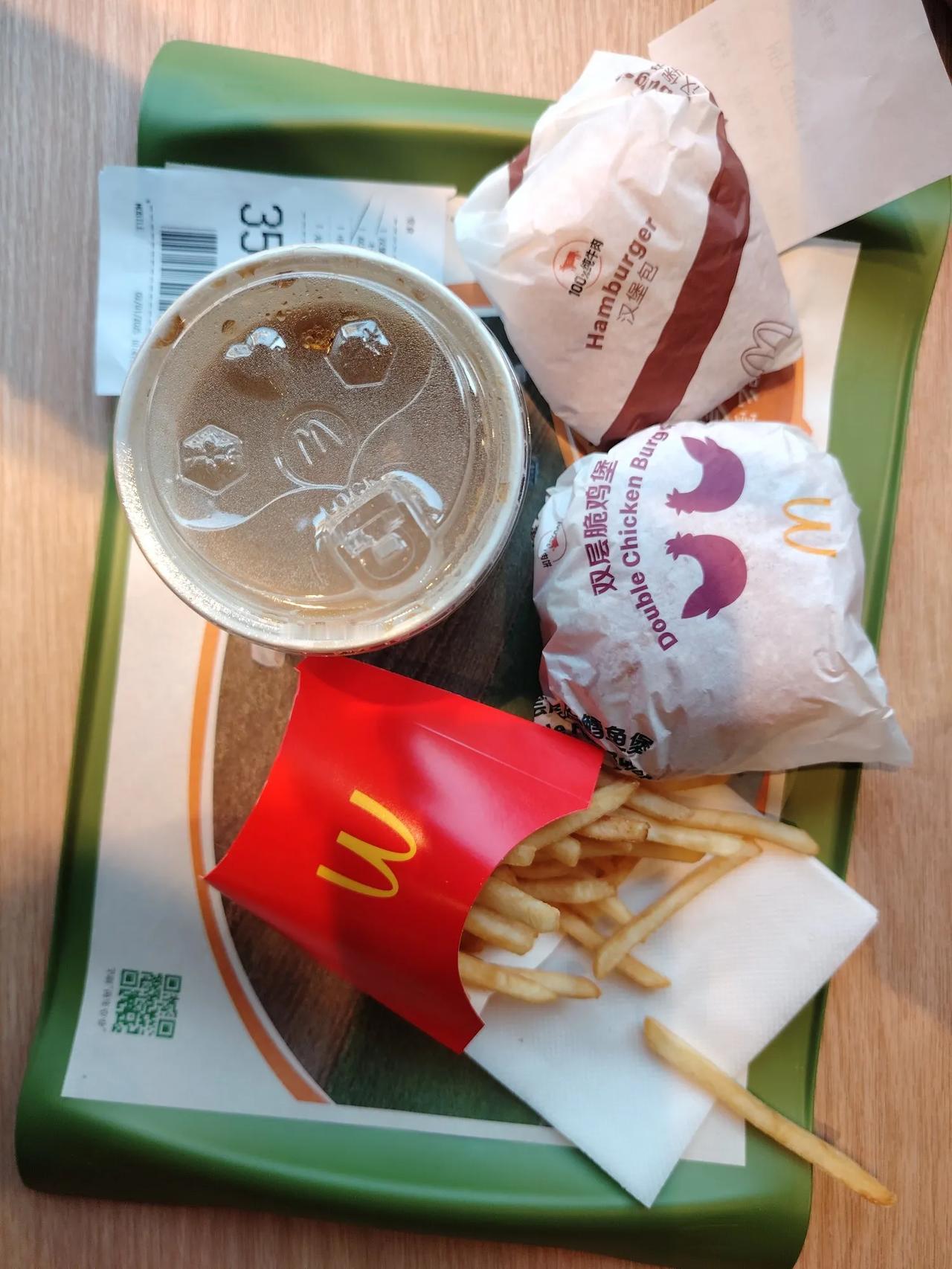 这个天气下西式快餐店的可乐默认仍然是加冰块的。本来不带汤的东西就容易冷。