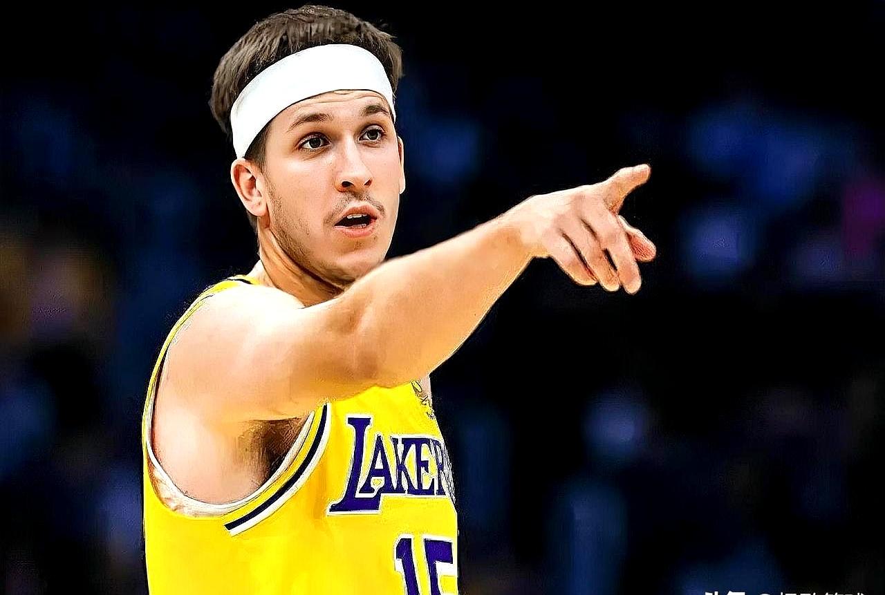 “医生让我再歇两场，可再坐下去，我得把自己骂哭。”  
 

里夫斯昨晚踩着黄蜂