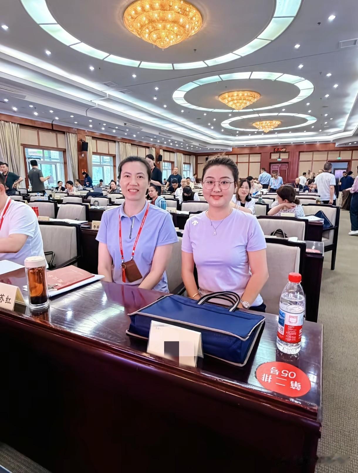 女排名将周苏红赴北戴河参加干部培训班学习，成为同班同学合影打卡对象。此次是政协第