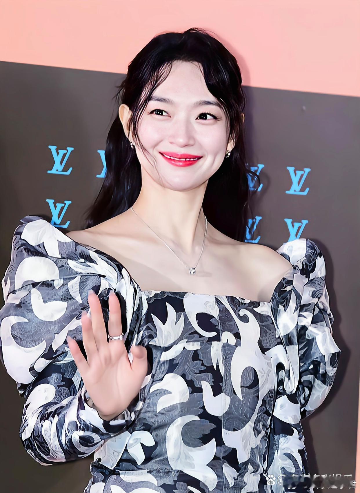 申敏儿官宣结婚后首次参加活动，她穿着黑白印花露肩迷你连衣裙，气质超好，露出淡淡的