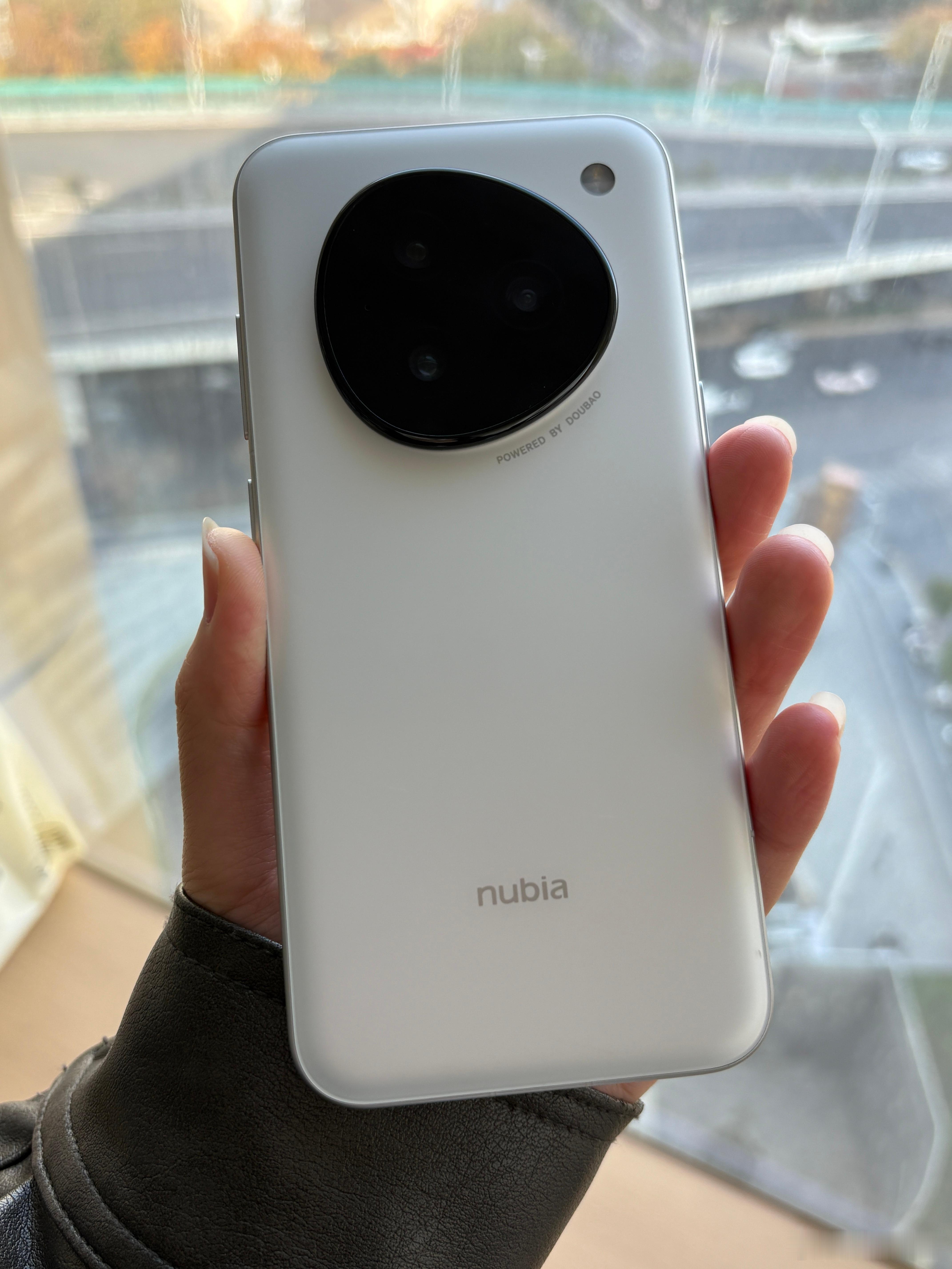 努比亚M153豆包手机真的排面了，这次直接上央视报道，这款产品的讨论度一直居高不