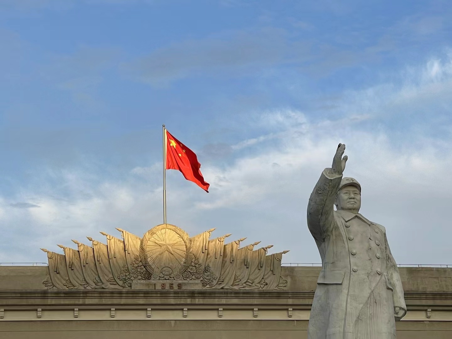 能不能再拍一部与《长安三万里》风格类似的影片？能，或许可以叫“红旗九万里”大诗人