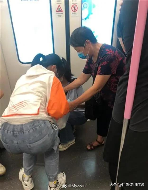 重庆女孩地铁吐血却擦净血迹：病榻之上，她把温柔刻进骨子里
 
重庆地铁1号线的一