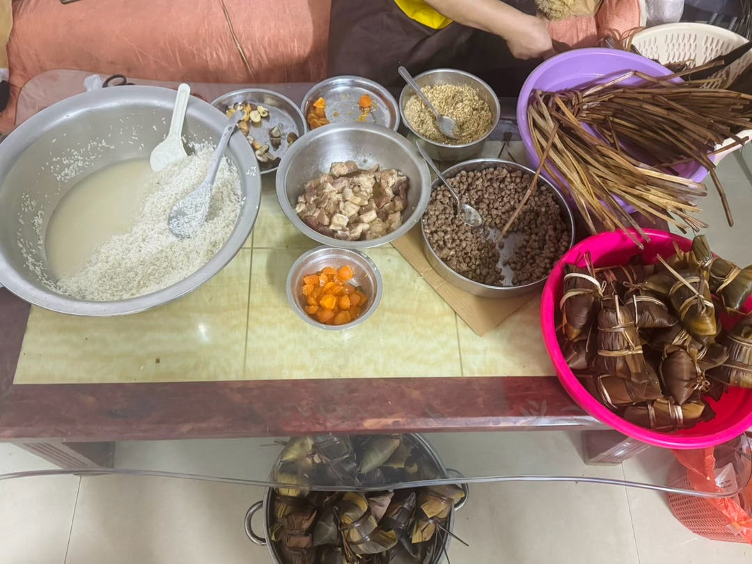 端午节到了，包粽子馅料：蛋黄，五花肉，花生，芝麻，红豆，瑶柱，板栗